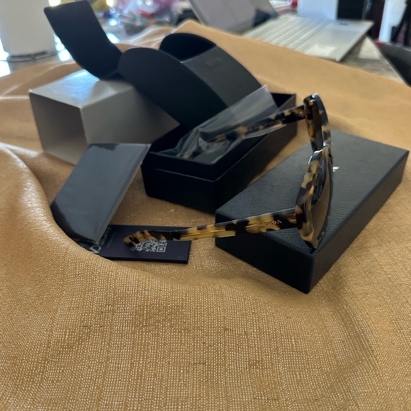 Leopard print Prada sunglasses - Picture 5 of 7